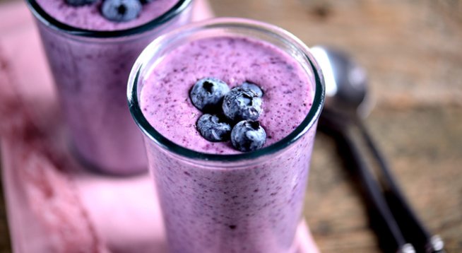 145 г боровинки
1 банан
120 мл бадемово мляко
1 супена лъжица бадемово масло 
Вода при необходимост 