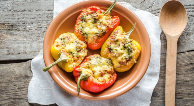 3 големи чушки
500 г кайма смес
1 яйце
сол, черен пипер на вкус
1 с.л. дижонска горчица
1 с.л. кетчуп
1 малка глава лук
6 тънки парченца чедър или 250 г настърган кашкавал