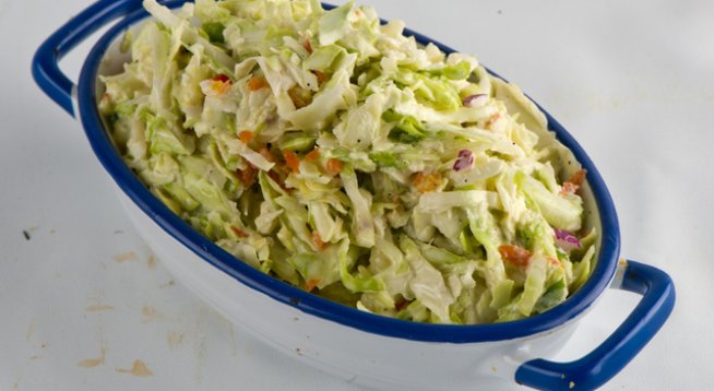 450 г бяло зеле, ситно нарязано
1 обелено авокадо, нарязано
1 чушка, нарязана
40 г тиквено семе
3 с.л. лимонов сок
1 морков, настърган
3 с.л. кориандър или магданоз, ситно нарязан
2 с.л. лук, ситно нарязан
¼ ч.л. сол
1 с.л. зехтин
1 с.л. балсамов оцет 