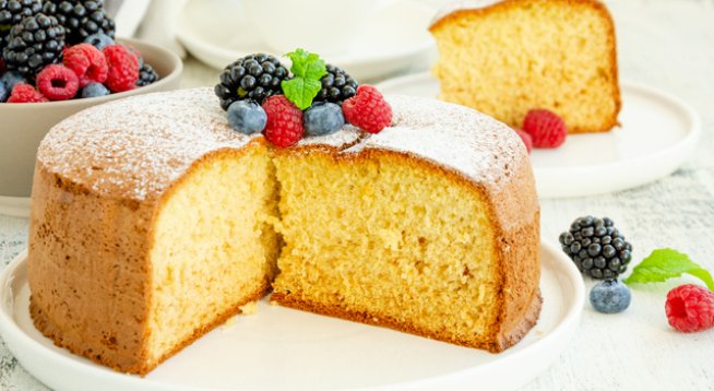 200 мл прясно мляко
4 яйца
200 г брашно
180 г захар
60 г масло
1 и ½ ч.л. бакпулвер
настъргана лимонова кора на вкус и по желание