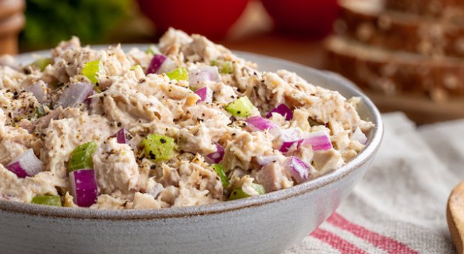 3 консерви риба тон
2 чушки – зелени, червени
няколко стръка зелен лук или малка глава червен
2 чаши нарязано зеле
За дресинга:
1/2 чаша майонеза
2 с.л бял оцет
Сол и черен пипер на вкус