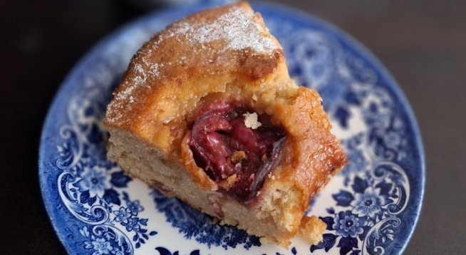 Сочен кекс със сини сливи за 30 минути