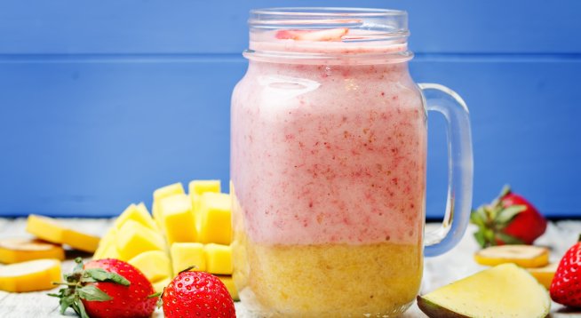 Смути с манго, ягоди и чиа