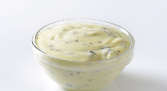 1 чаша настърган пармезан
½ чаша майонеза
1 стрита скилидка чесън
2 супени лъжици пресен лимонов сок
1 чаена лъжичка зехтин
½ чаена лъжичка сушен босилек
½ чаена лъжичка сушен риган
½ чаена лъжичка сушена мащерка
сол и черен пипер на вкус