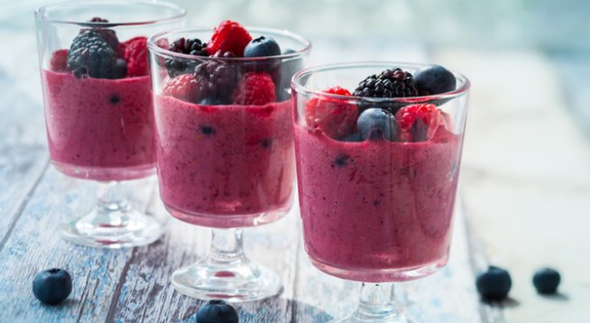 1 чаша микс пресни малини и сини боровинки
1 чаша ядково мляко
1 чаша кисело мляко
4 супени лъжици семена от чиа
2 супени лъжици мед или кленов сироп