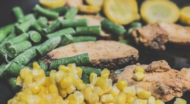 2 консерви царевица
1 опаковка майонеза
150 г фета сирене
сол, черен пипер на вкус
няколко капки лимонов сок
чушка халапеньо или чили – по желание