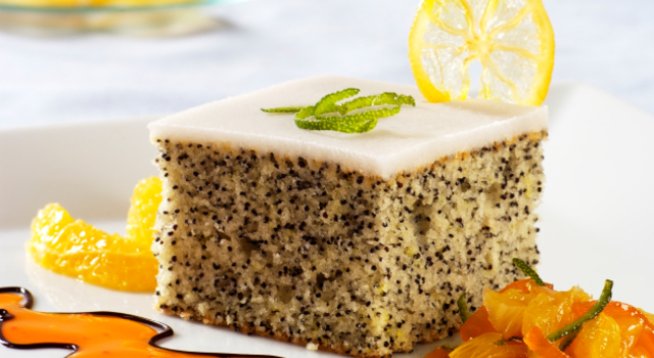 3 яйца
1 и ½ чаша захар
1 и ½ чаша брашно
1 чаша прясно мляко
150 г масло
1 ч.ч. грис
¾ чаша маково семе
2 ч.л. бакпулвер
3 прахчета ванилия
За сиропа:
3 чаши прясно мляко
100-150 г захар
4 прахчета ванилия