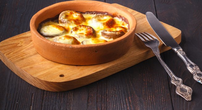 1 кг пресни гъби по ваш избор
4-5 с.л. зехтин
сол, черен пипер на вкус
200 г настърган пармезан и още малко за допълнително поръсване
няколко стръка магданоз