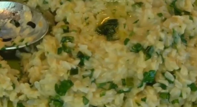 300 г ориз
3 стръка магданоз
1 малък пакет масло
3 яйца
250 мл прясно мляко
200 г бяло сирене
1 щипка черен пипер