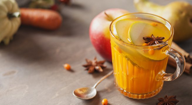 4 супени лъжици кафява захар
½ чаена лъжица бахар
1 чаена лъжица карамфил
½ чаена лъжица канела
¼ чаена лъжица сол
1 щипка индийско орехче
1 голям портокал, обелен
2 литра ябълков сок