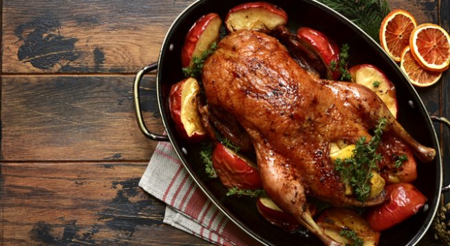 1 гъска (около 5 кг)
Сол на вкус
3 стръка целина, нарязани
1-2 глави лук, нарязан
2-3 ябълки, нарязани
250 г варени кестени, обелени и нарязани
8 филии бял хляб без кората, нарязан
3 супени лъжици нарязана прясна мащерка
Черен пипер на вкус
1-2 супени лъжици брашно
200 мл течна сметана