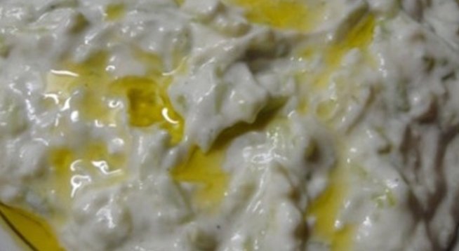 Продукти:
кофичка цедено кисело мляко около 400 грама
2 краставици, обелени и настъргани
5-6 с. л. зехтин, може и повече
2 с. л. оцет, винен
1 щипка бял пипер, прясно смлян
4-5 скилидки чесън, пресован