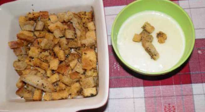 Продукти:
1 кофичка кисело мляко
няколко лъжици брашно
масло -1-2 лъжици
сол, черен пипер, друга любима подправка