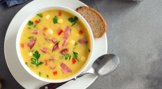 6 наденици, нарязани 
4 големи картофа, нарязани
1 глава лук, нарязан
400 г зелен боб от консерва, изцеден
1 червена чушка, почистена и нарязана
225 г настърган кашкавал
300 мл сметана за готвене 
150 мл вода