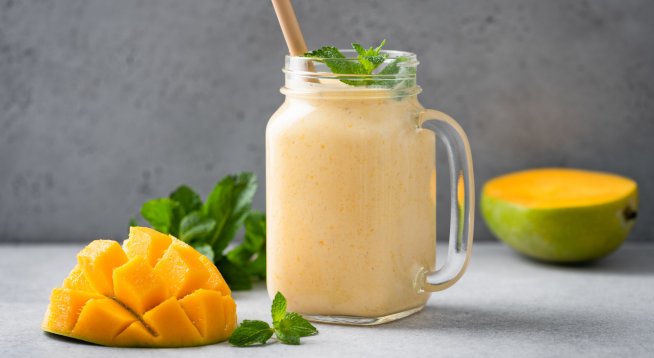 Лятно смути с манго 