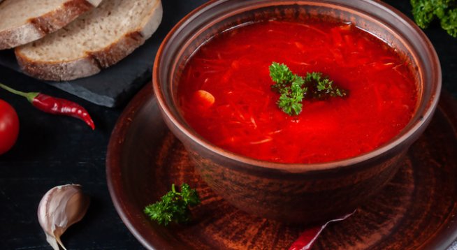 1 кг пилешки гърди
2 л пилешки бульон
900 г картофи, обелени и нарязани
450 г домати от консерва
3 бр. червено цвекло, обелени и нарязани
1 морков, обелен и нарязан
150 г настъргано зеле
1 глава лук, нарязан
2 скилидки чесън, пресован
5 супени лъжици винен оцет
3 супени лъжици доматено пюре
1 дафинов лист
Сол и черен пипер на вкус