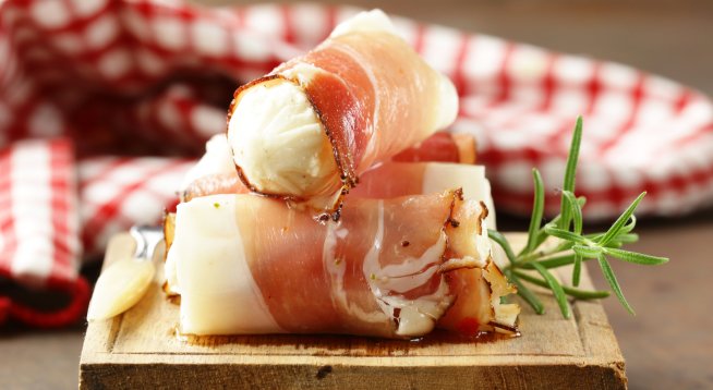 Рулца с прошуто, мед и орехи