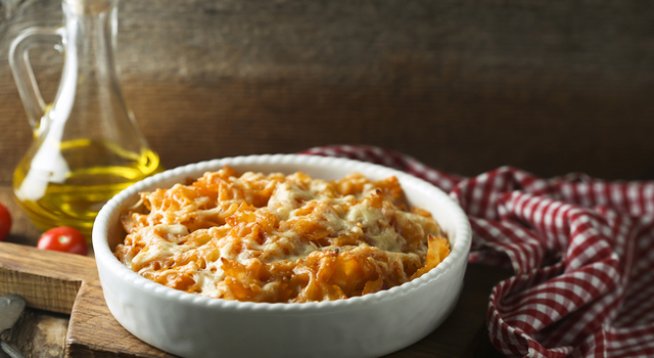 2 супени лъжици масло
2 супени лъжици брашно
250 мл прясно мляко
100 г сварено пилешко, накъсано
100 г бекон, нарязан
80 г сварена паста
4 супени лъжици целина, нарязана
¼ чаена лъжица сол
¼ чаена лъжица черен пипер
100 г настърган чедър
1 чаена лъжица червен пипер