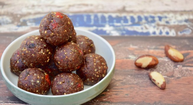 200 г фурми без костилки
60 г сурово кашу
3-4 бразилски ореха или обикновени
90 г сушено годжи бери
1 ч.л. кокосово масло
2 с.л. какао на прах 
мед на сладост – по желание
1/4 чаша какаови зърна