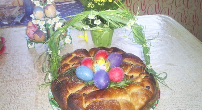 1 кг брашно,
1 ч. ч. захар,
150 г олио,
30 г мая за хляб,
1 и 1/2 ч. ч. лимонада (затоплена),
кората от 1 лимон