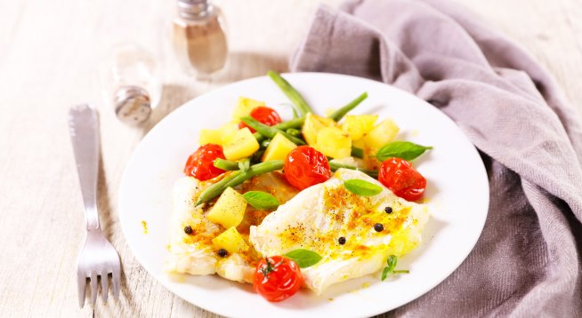 Печена риба със зеленчуци и картофи