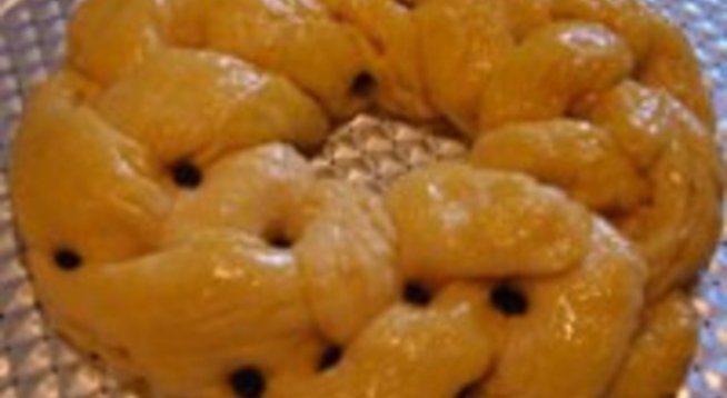 1 кг брашно
200 мл олио
6 яйца
300 г захар
1 пакетче мая
200 мл прясно мляко
стафиди и орехи за украса 