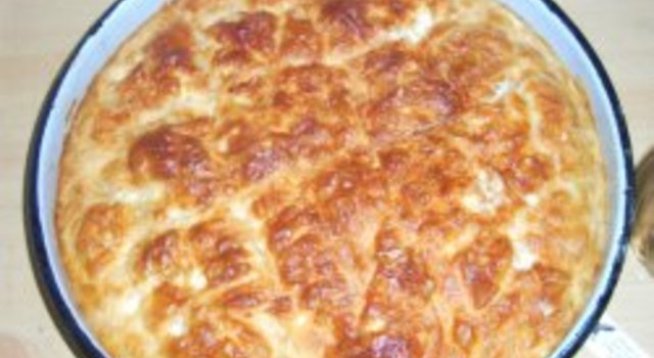 2-3 суп. лъж. масло / олио 
250 г домашна юфка 
200 г сирене 
4 яйца 
200 г прясно мляко