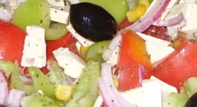 1 домат
половин краставица
една зелена чушка
няколко маслини
глава червен воден лук
малко царевица от консерва
нарязано соево сирене – тофу
покълнали слънчогледови семки – по желание 