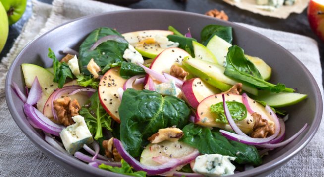 300 г бейби спанак
1 малка глава червен лук
1 зелена ябълка
80 г орехи, леко запечени на сух тиган
150 г фета сирене, може и синьо
За дресинга:
1/3 ч.ч. зехтин
2 с.л. червен винен оцет
1 стрита скилидка чесън
1-2 ч.л. дижонска горчица
сол, черен пипер на вкус