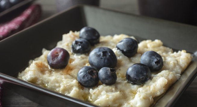 100 мл прясно мляко
20 г овесени ядки 
50 г кисело мляко 
2 чаени лъжици семена от чия 
2 чаени лъжици мед или на вкус 
½ чаена лъжица канела или на вкус 
40 г пресни боровинки 