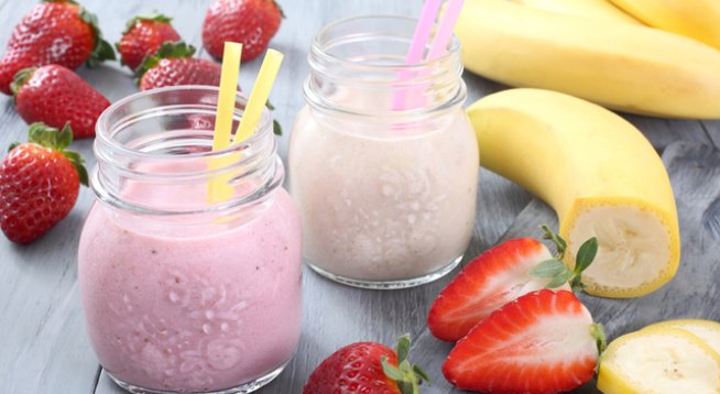 225 г кисело мляко
2 топки ванилов сладолед
200 г замразени ягоди 
1 банан, нарязан 
1 супена лъжица пудра захар 
1 супена лъжица шоколадов сироп 
120 мл прясно мляко 