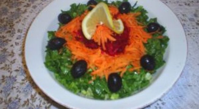 Спанак – 400 г
Зелен лук – 3-4 стръка
Морков – 1 бр.
Червено цвекло – в количество колкото моркова
Маслини – 8-10 бр.
Лимон – 1/2 бр.
Магданоз – 1/2 връзка
Сол и зехтин в количество по желание 