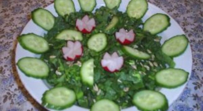 Маруля – 1 бр. 
Лапад – 1 връзка 
Зелен лук – 1/2 връзка 
Краставици – 1 бр. 
Репички – 1/2 връзка 
Магданоз – 1/2 връзка 
Сурови слънчогледови семки – 2 с. л. 
Зехтин, ябълков оцет и сол в количество по вкус