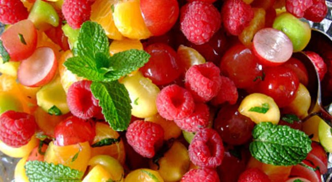 1 пъпеш
1 кутия малини
6-7 листа от мента