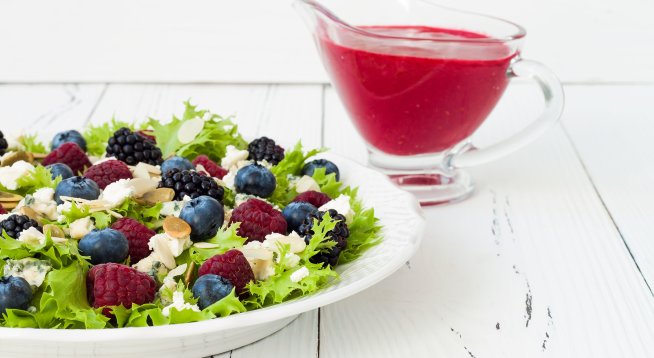 Зелена салата с боровинки, малини и козе сирене