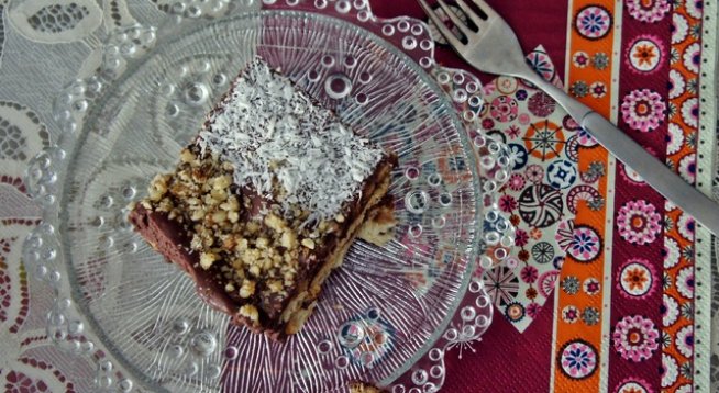 2 пакета обикновени бисквити
1/2 ч.ч. кокосово мляко
3 банана
2 с.л. сусамов тахан
1 с.л. какао
2-3 с.л. кафява захар или мед
пшеничен зародиш
орехи
кокосови стърготини