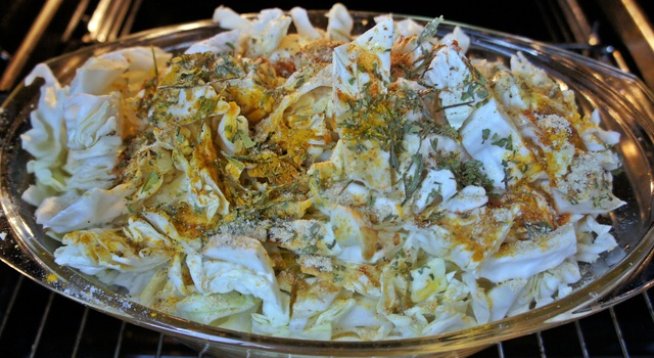 1 прясна зелка
куркума
кориандър
градински чай
лютив или сладък червен пипер
сол
олио
черен пипер
около 1/2 ч.ч. вода