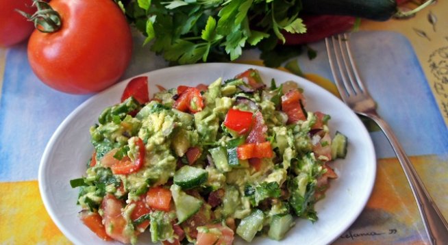 1 брой авокадо
зехтин
лимон
сусамов тахан
пшеничен зародиш
сол
черен пипер
чесън