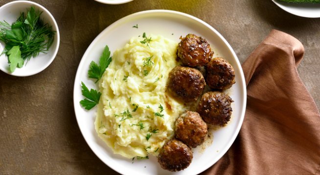 10 картофа
200 г сирене рикота или крема сирене с подправки
1 и 1/2 ч.ч. топло прясно мляко
сол, черен пипер на вкус
1 стрита скилидка чесън – по желание