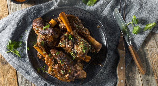 Задушен агнешки джолан с розмарин и магданоз