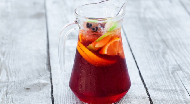 10 кубчета лед 
1 чаша ром
1 чаша бренди
1 и ½ чаши розе 
4 чаши газирана вода 
½ чаша нарязани ябълки 
½ чаша червено грозде 
½ чаша бяло грозде 
½ чаша нарязани лимони 