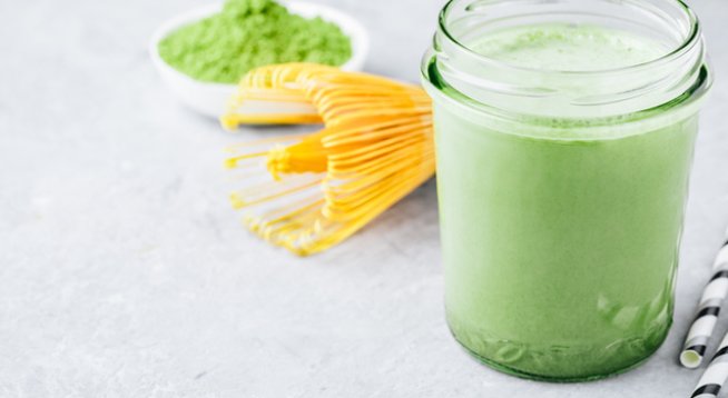 1 банан
1 чаша манго
2 листенца кейл
3 супени лъжици бял боб, сварен (от консерва)
2 супени лъжици настърган пресен кокос 
½ чаена лъжичка чай матча (на пудра) 
1 чаша вода 