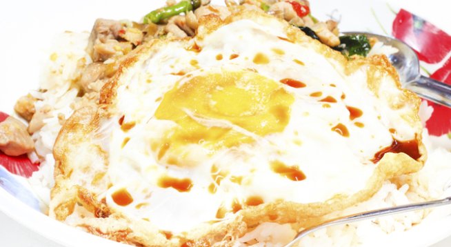 За 2 порции:
4 пресни яйца 
1 кофичка кисело мляко 
2-3 скилидки чесън 
1 суп. лъж. олио 
1-2 суп. лъж. масло 
сол и червен пипер на вкус 
около 100 г сирене – по желание 
магданоз – по желание