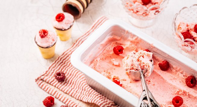 Домашен сладолед с бисквити и малини (без машина)