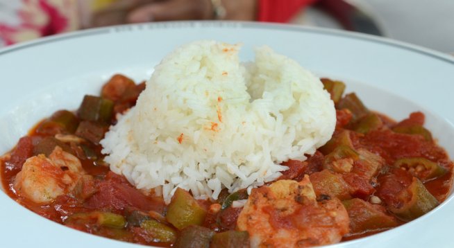 Гъмбо със скариди, кайма, бекон и бамя. Снимка: istock