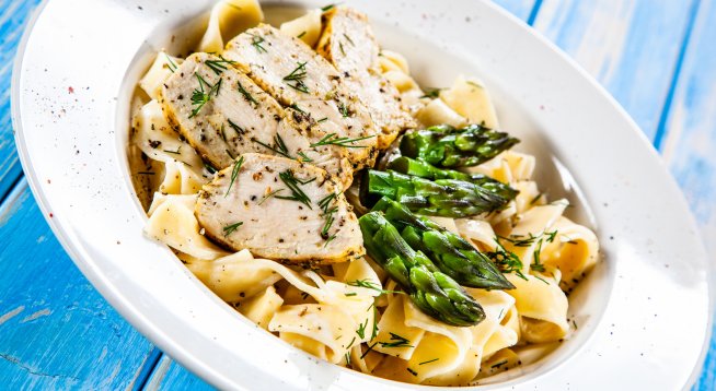 Паста с пиле и аспержи