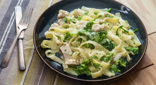 Фетучини алфредо с броколи