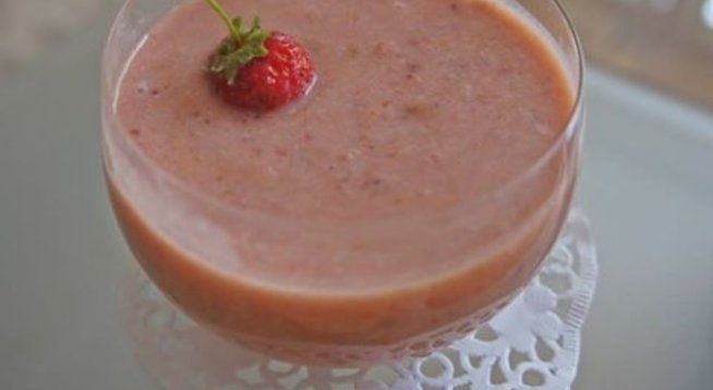 пасирани ягоди
банани 
шепа стафиди
1 ч.л. кокосово брашно 
1 ч.л. шипково брашно