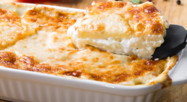 4 червени картофа, нарязани на филийки
1 глава кромид лук, нарязан на кръгчета
3 супени лъжици масло
3 супени лъжици брашно
2 чаши прясно мляко
1 и ½ чаши настърган чедър (или обикновен кашкавал)
сол и черен пипер на вкус