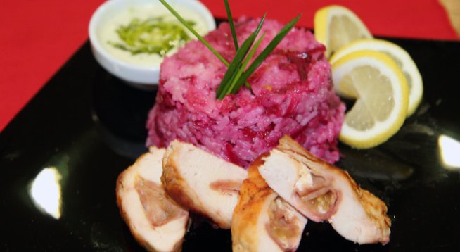 800 г пилешко филе
200 г шунка
200 г кашкавал
400 г ориз
300 г червено цвекло
200 г сметана
За пестото: пресен босилек, чесън, пармезан, кедрови ядки, черен пипер, зехтин